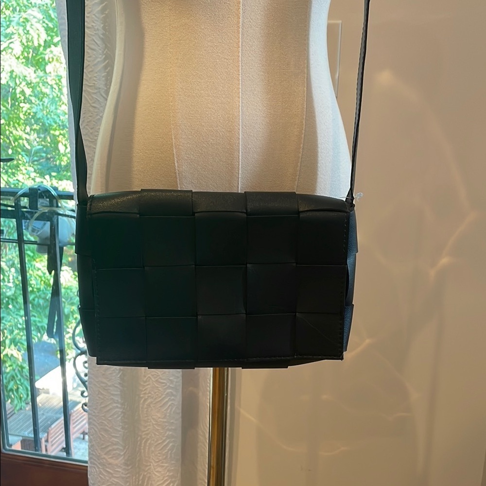 Elegant Black Woven Vegan Leather Crossbody Bag Purse - Picture 2 of 6